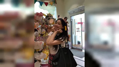 李秀敏游乐园身穿校服造型……“年纪大了不能玩太多了”