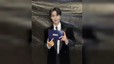金宣虎颁奖礼照片引发海外粉丝指责“过度修图”