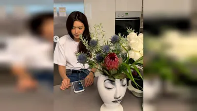 Chae Jung-an shows off youthful beauty with seasonal fashion... matching jeans with a checked shirt