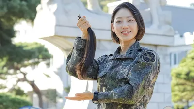 大韓民国陸軍のオ・スジン大尉、14年間伸ばした髪を小児がん患者へ寄付