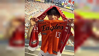 Seonghyeon, el hijo de Daejeon, cautiva a los fans con su lanzamiento ceremonial en el estadio de los Hanwha Eagles