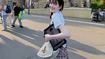 Lee Yu-bi's recent update at an amusement park, pulling off a school uniform even at 36