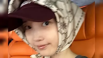 IU、上海のイベントで見せた意外なファッション…帽子とマスクで顔を隠した理由は