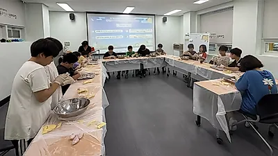 Kkumdongsan de Dong-gu Youth Culture House realiza actividades de hacer songpyeon y yutnori con motivo de Chuseok