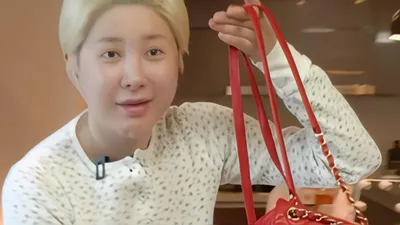 ソ・イニョン、誕生日プレゼントで受け取った赤いChanelのミニバックパックを公開
