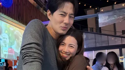 Kim Hee-kyung reveals photo embracing Zo In-sung… Netizens' reactions diverge