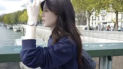 Go Youn-jung captured in Paris, completing her daily look with a single hat