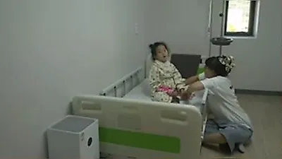 A mother losing her sight and eight-year-old Na-eun continuing rehabilitation