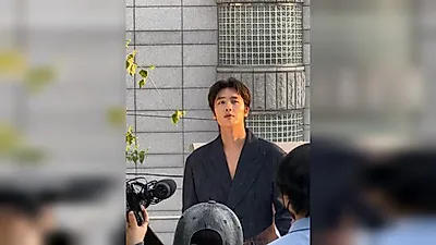 Kim Dong-hee Posts On-Set Selfies After Signing With Neos Entertainment, His First Update in Four Years