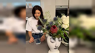 Chae Jung-an shows off youthful beauty with seasonal fashion... matching jeans with a checked shirt
