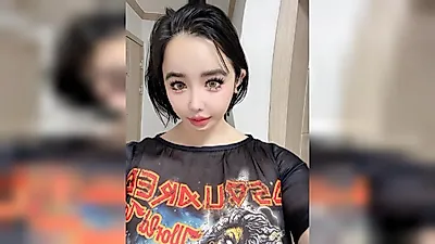 Park Bom posts new selfies following self-proclaimed dating rumors with Lee Min-ho