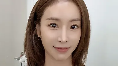 Han Da-gam gives birth to first child at age 47... Announces baby's birth via SNS