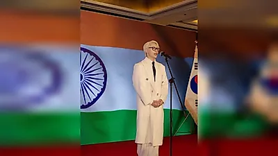 AOORA interpreta los himnos de Corea y la India en Bombay