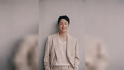 Jung Il-woo practices meaningful sharing with writers with developmental disabilities to mark 20th debut anniversary