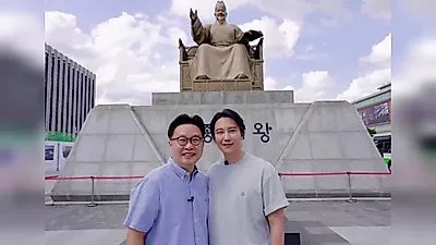 Kim Nam-gil dona materiales educativos a escuelas de Hangeul en el extranjero junto al profesor Seo Kyoung-duk