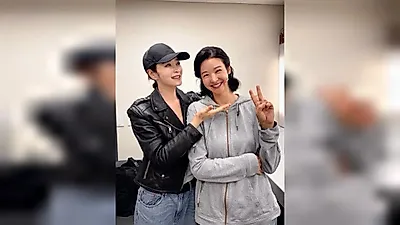 Song Seon-mi revela una foto cariñosa con Kim Hye-soo... Lealtad al visitar el escenario teatral