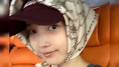 IU's unexpected fashion before Shanghai event... The reason she hid her face with a hat and mask