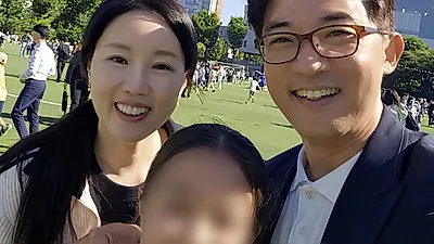 Ahn Jae-wook actúa como maestro de ceremonias en el festival deportivo de su hija Su-hyeon