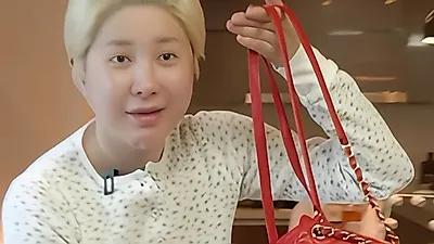 Seo In-young reveals red Chanel mini backpack received as a birthday gift